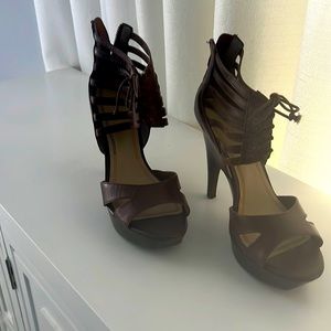 Beautiful comfy heels with some signs of wear refer to pictures
